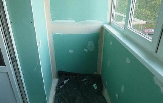 Обшитый балкон