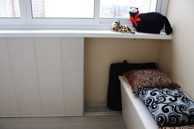 Диванчик на балконе