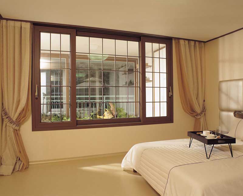 Окно из дерева в комнате