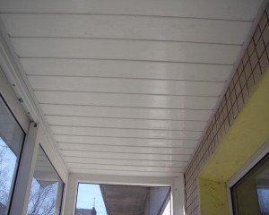 Отделка потолка на балконе