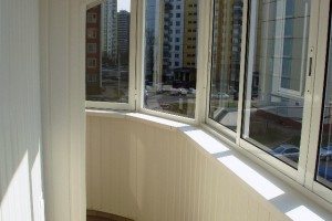 Интерьер лоджии, обшитой сайдингом