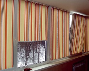 Шторы на балконных окнах