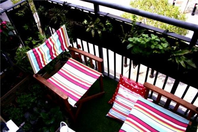 Летняя мебель на маленьком балконе