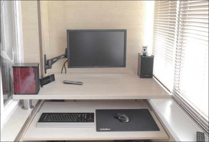 Стол на балконе