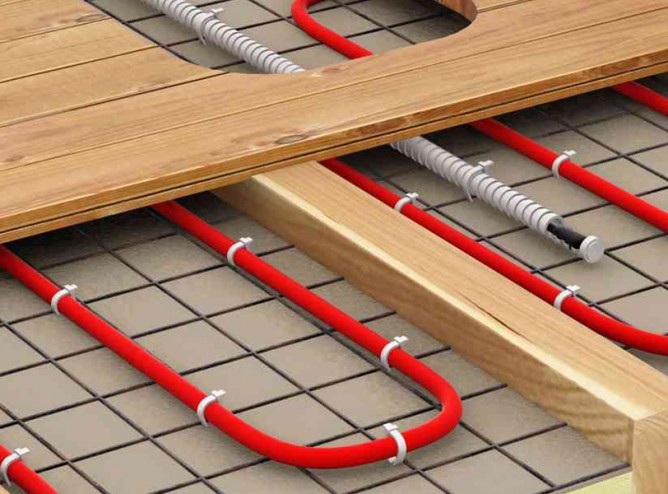 На фото — крупный план укладки теплого пола